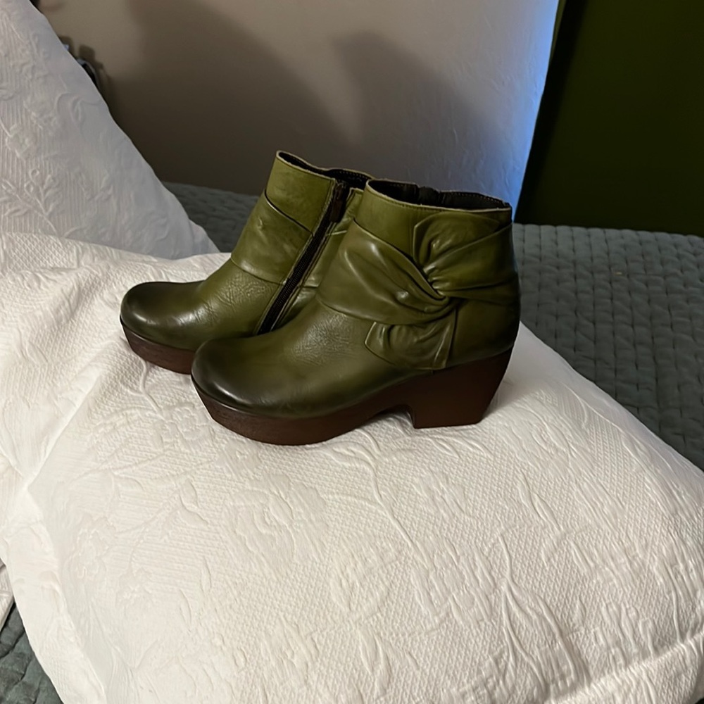 These are a fantastic faja mini boots. They are size 38 I just wear 3 times.